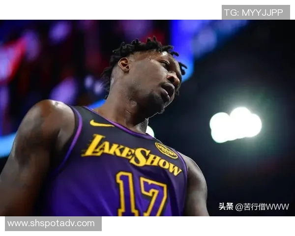 芬尼·史密斯三分偏出 詹姆斯二次进攻得手